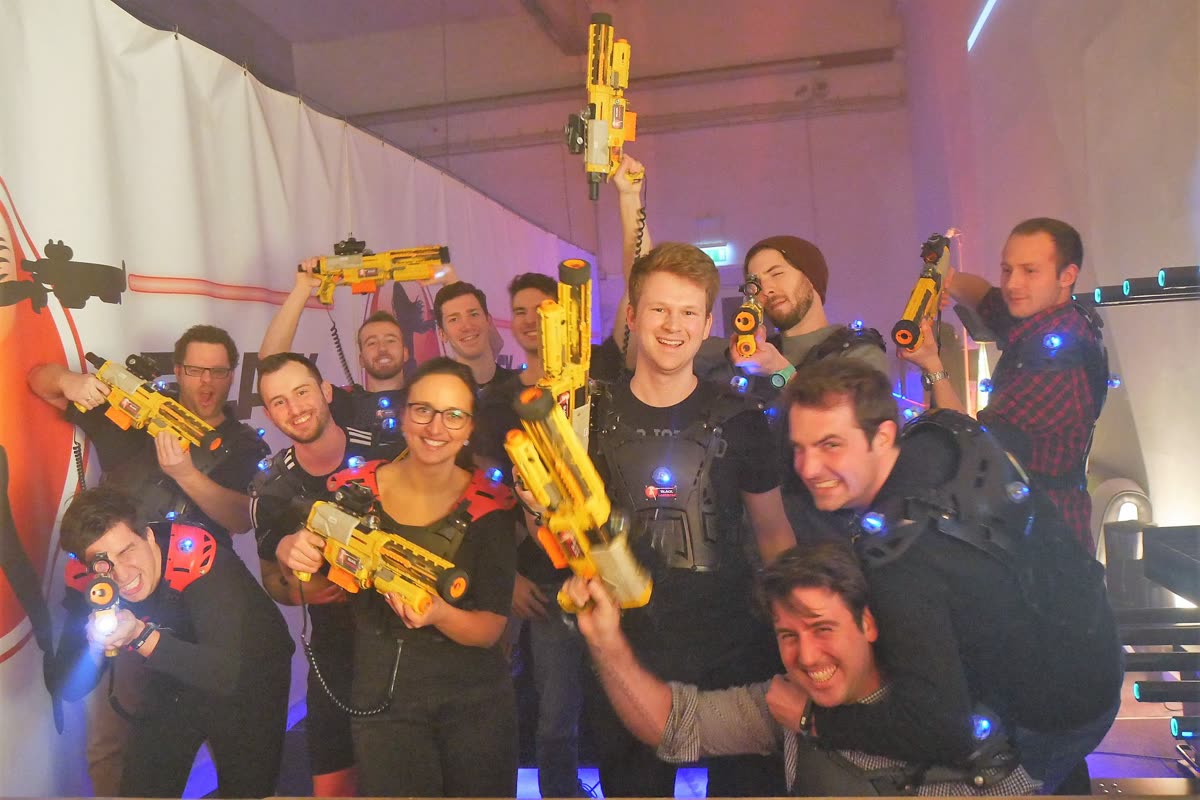 Gruppe mit Westen und Phasern in der LaserTag-Arena von Black LaserTag in Aachen